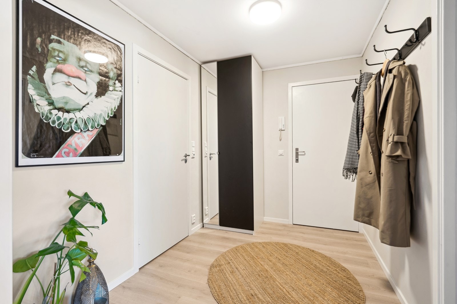 Her er det god plass for å henge fra seg yttertøy. Dørcalling. Galleribilde