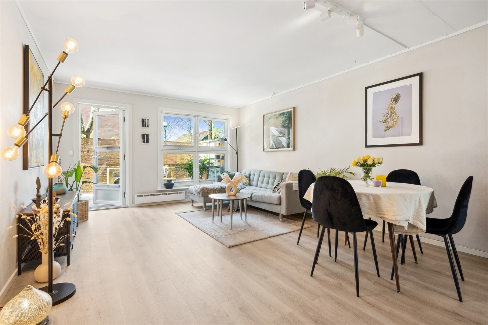 En flott og gjennomgående 3-roms med fantastisk markterrasse på 19m²! Galleribilde