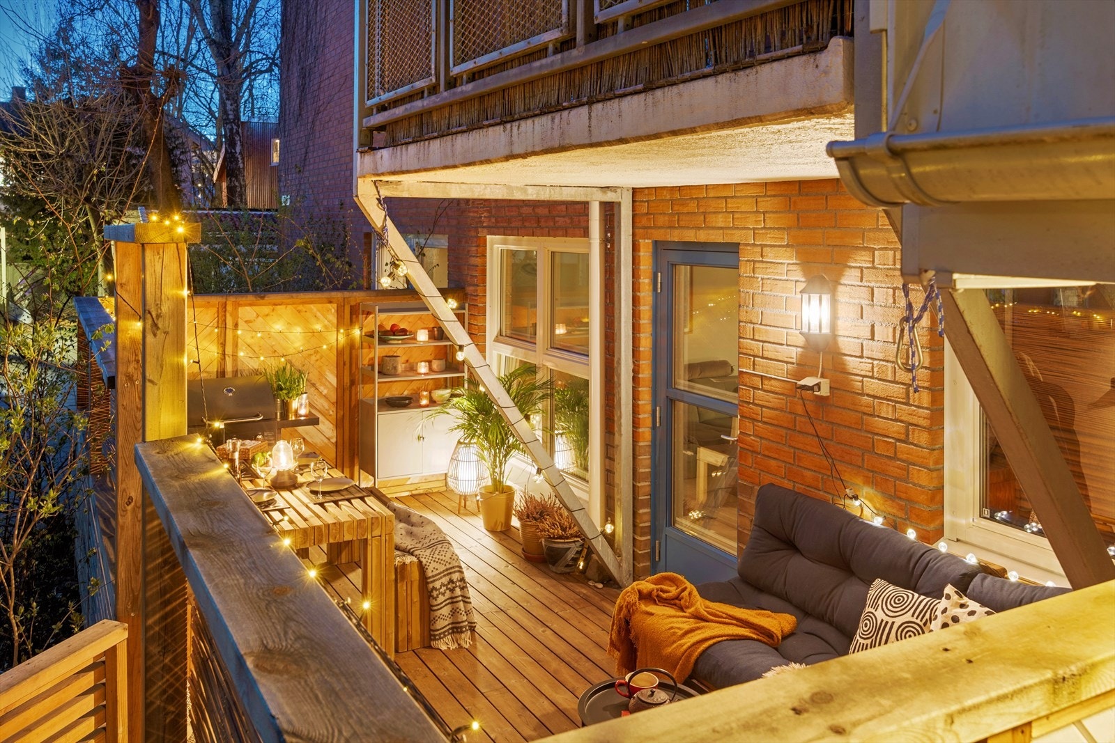 Uteplassen er en oase midt i byen og skjermet for innsyn- det perfekte tilholdsstedet om sommeren. Galleribilde