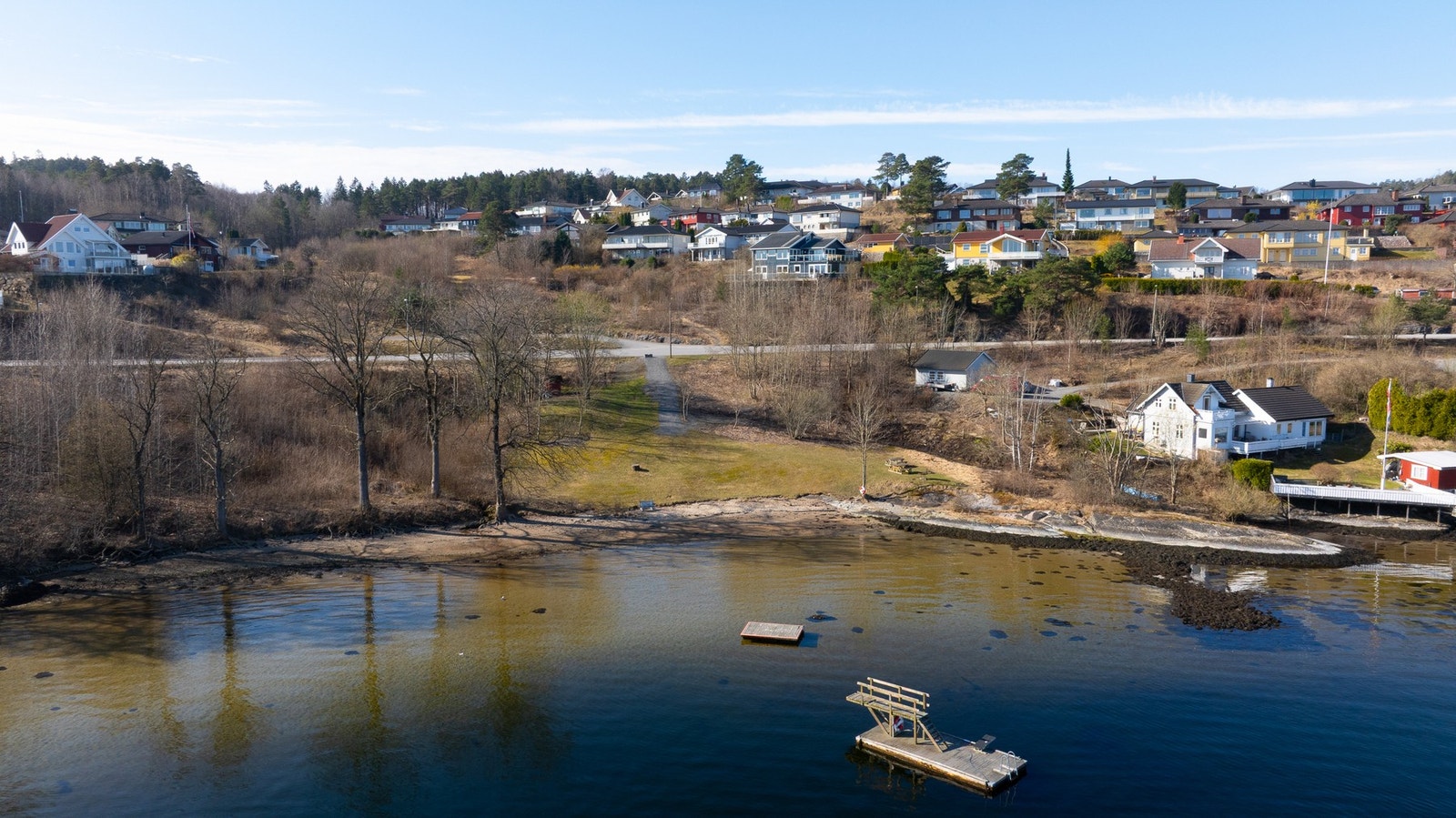 Boligen ligger rett ovenfor Eiksstranda, som også kalles Sagastranda, en idyllisk badeplass Galleribilde