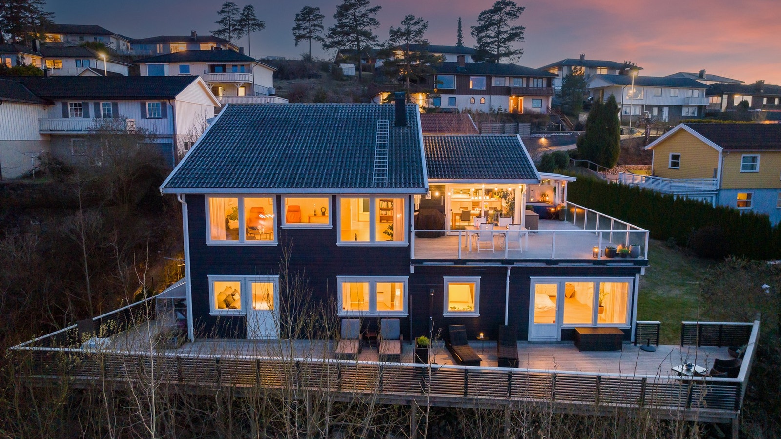 Uteplassen er en av boligens største fordeler, her får du to terrasser, hvor du kan nyte sol og utsikt. Galleribilde
