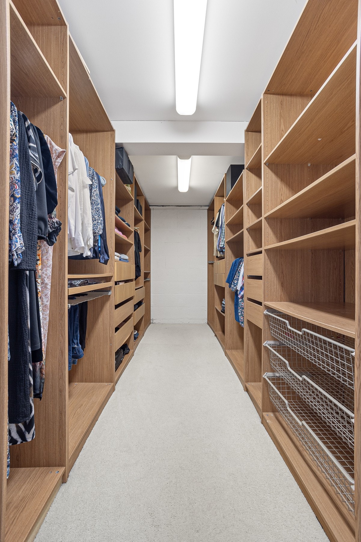 Walk-in-closet med meget god garderobeplass Galleribilde