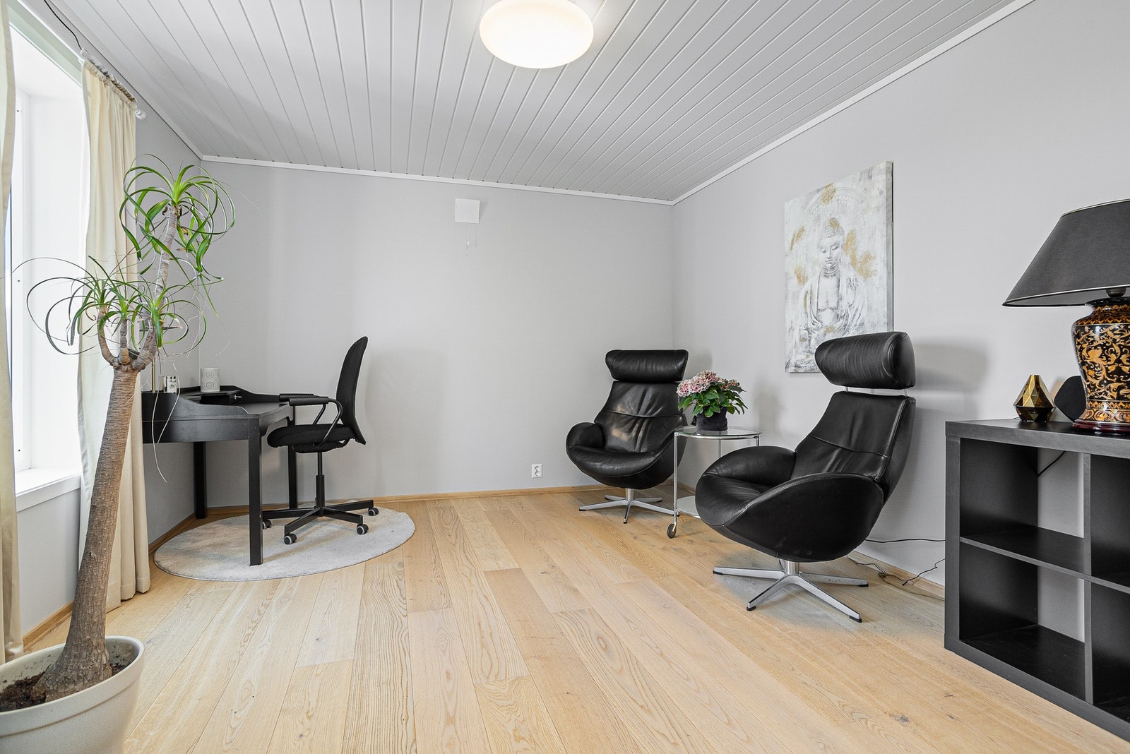 Innredet rom under garasje man fint kan bruke som hjemmekontor eller treningsrom. Det er også en stor lagringsbod i naborommet. Galleribilde