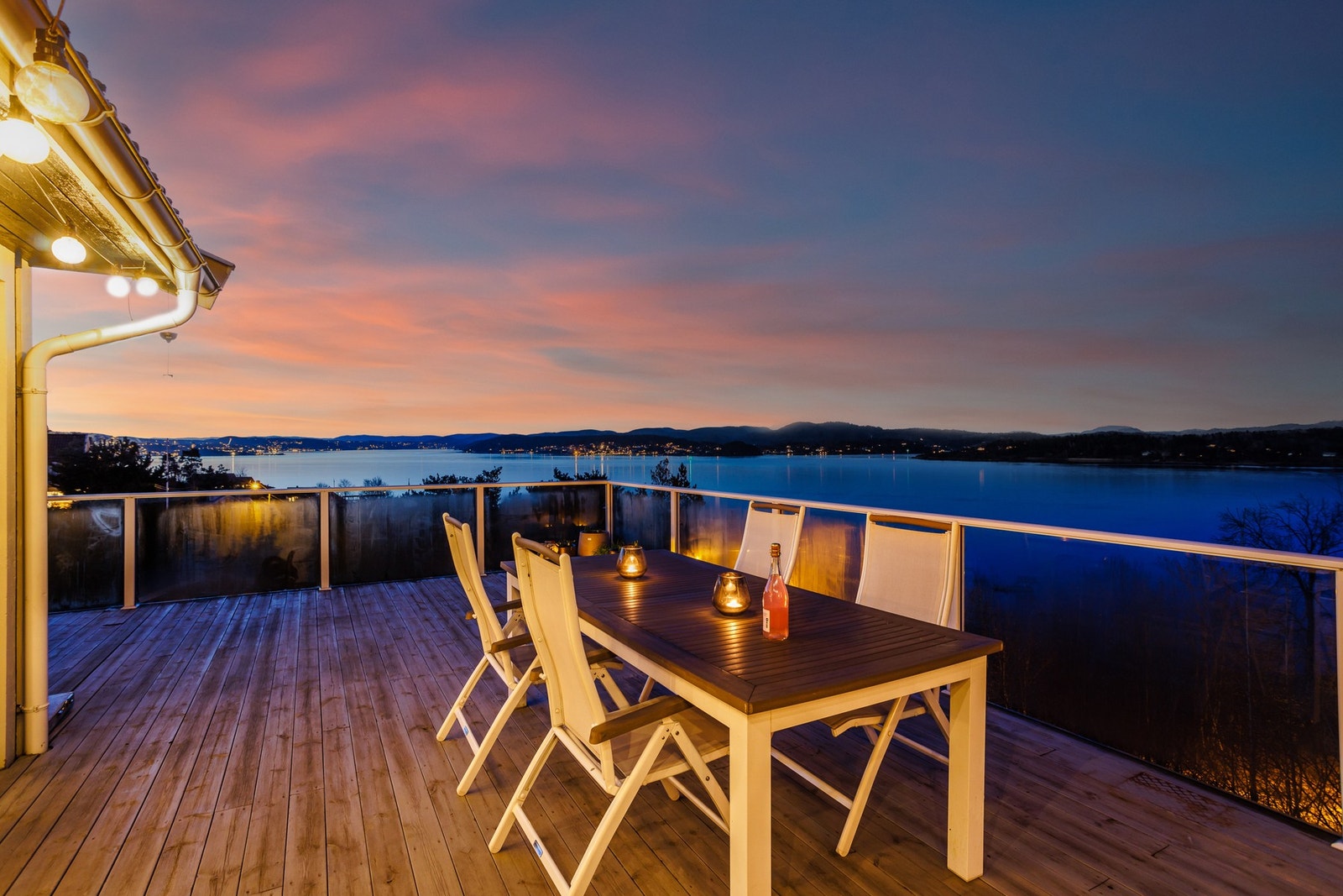 Idyllisk utsikt fra boligens terrasse på kveldstid. Fantastiske solforhold, og sen kveldssol Galleribilde