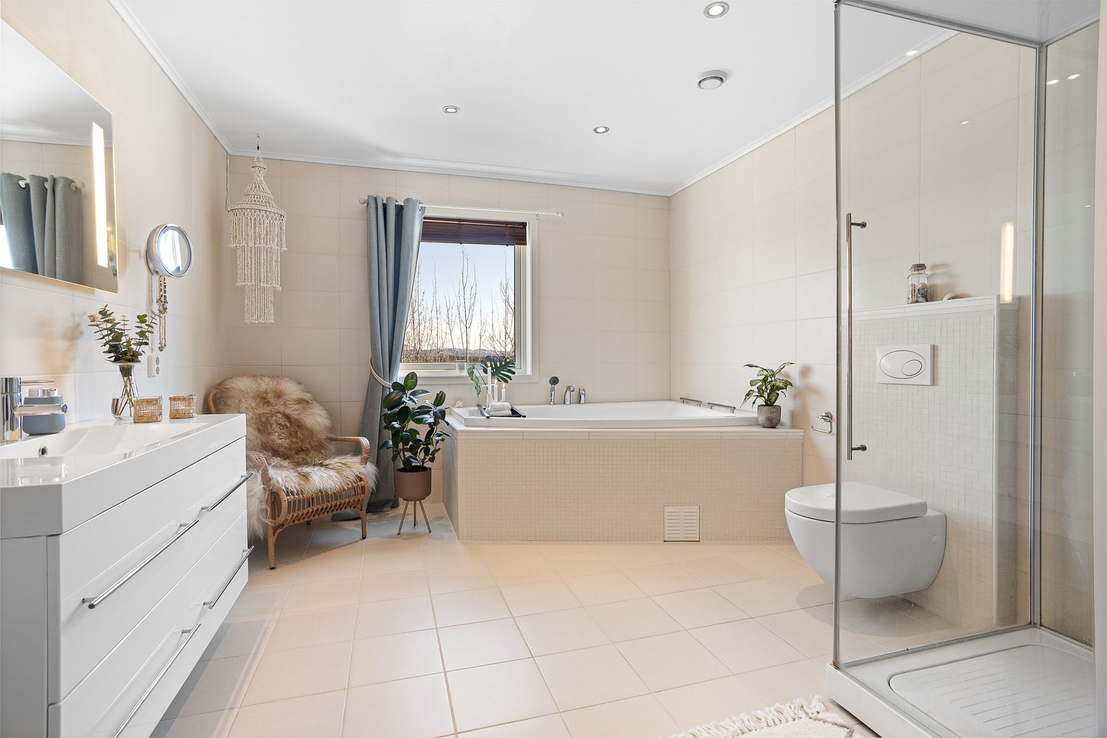 Badet er stort og romslig. Galleribilde