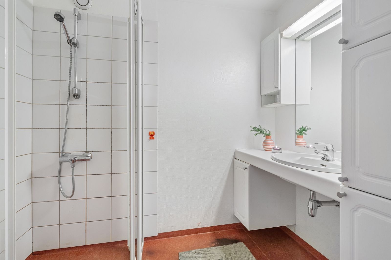 Lyst bad med god plass til oppbevaring Galleribilde