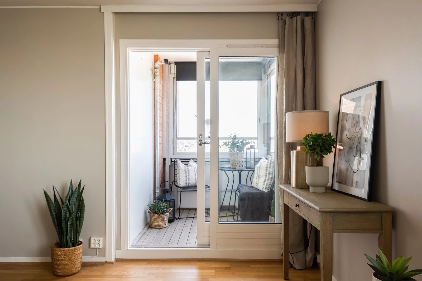 Som en forlengelse av stuen har man utgang til leilighetens innglassede balkong Galleribilde