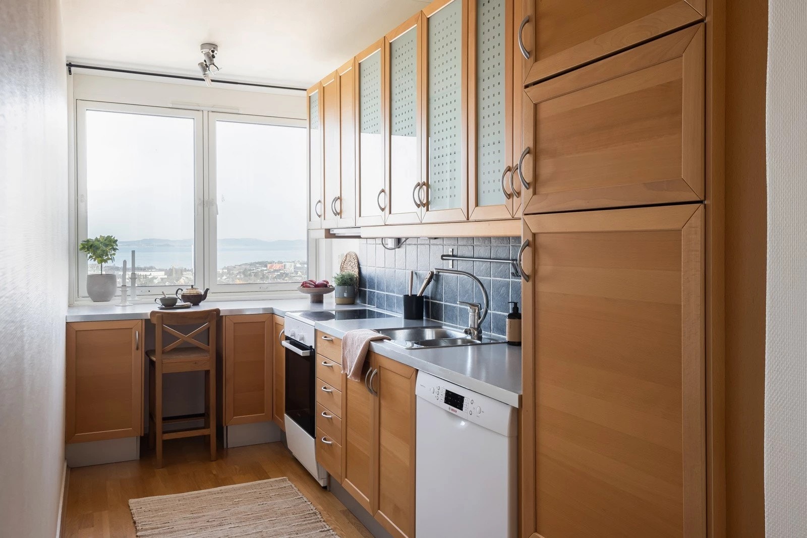 Sjarmerende kjøkken med nydelig utsikt - Hvitevarer medfølger Galleribilde