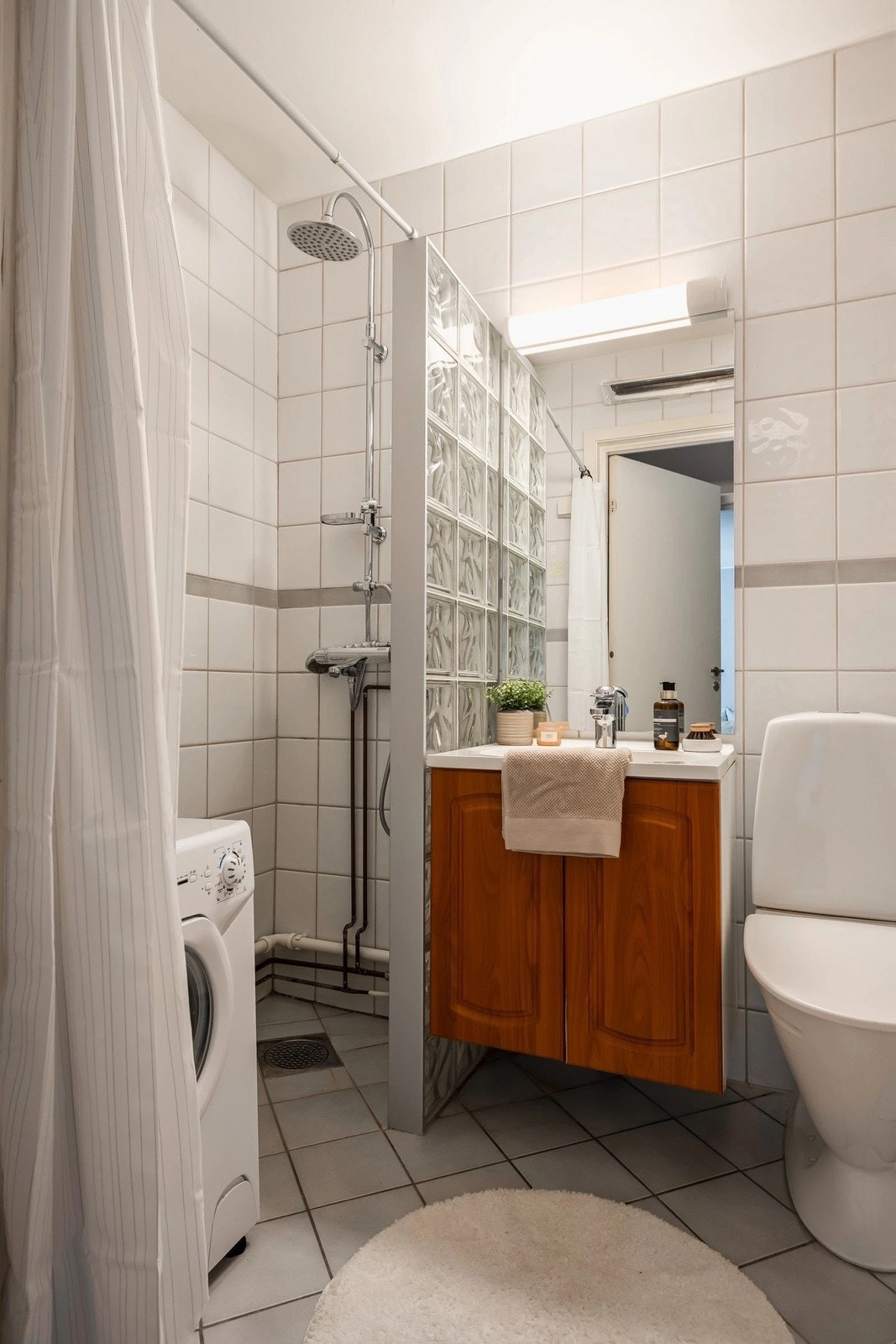 Lyst flislagt bad Galleribilde