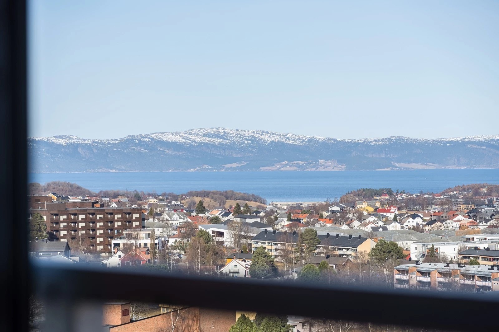Leiligheten ligger i 12 etasje, og har en uforstyrret utsikt over Trondheimsfjorden Galleribilde