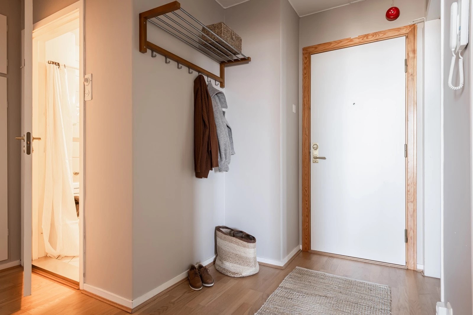 Entrèen er svært romslig, med god plass til oppbevaring av yttertøy Galleribilde