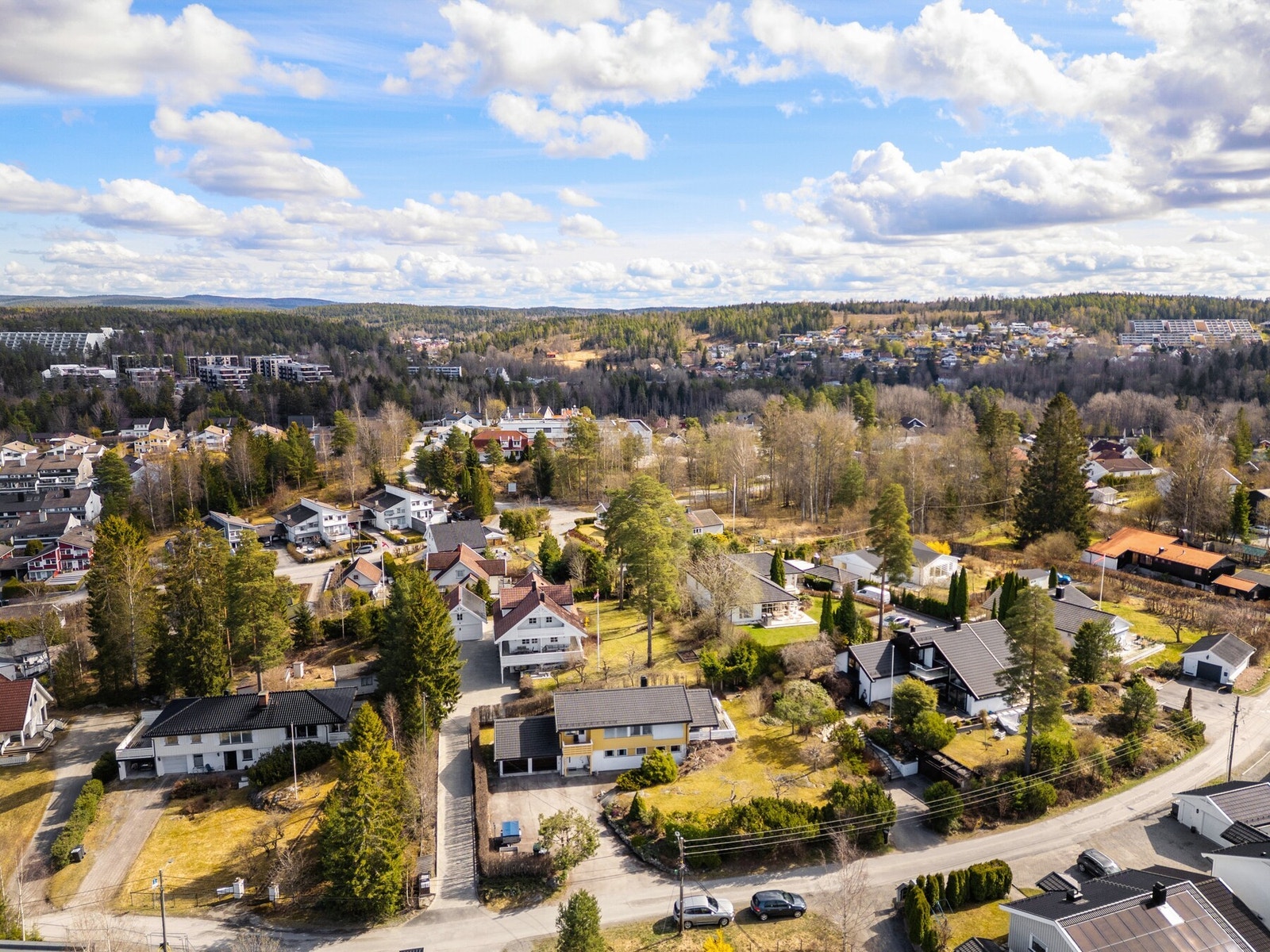 Det er flotte treningsanlegg i nærområdet, og flere idrettslag som til sammen gir et bredt tilbud innen håndball, fotball, basket, turn, golf, allidrett og bordtennis. Galleribilde