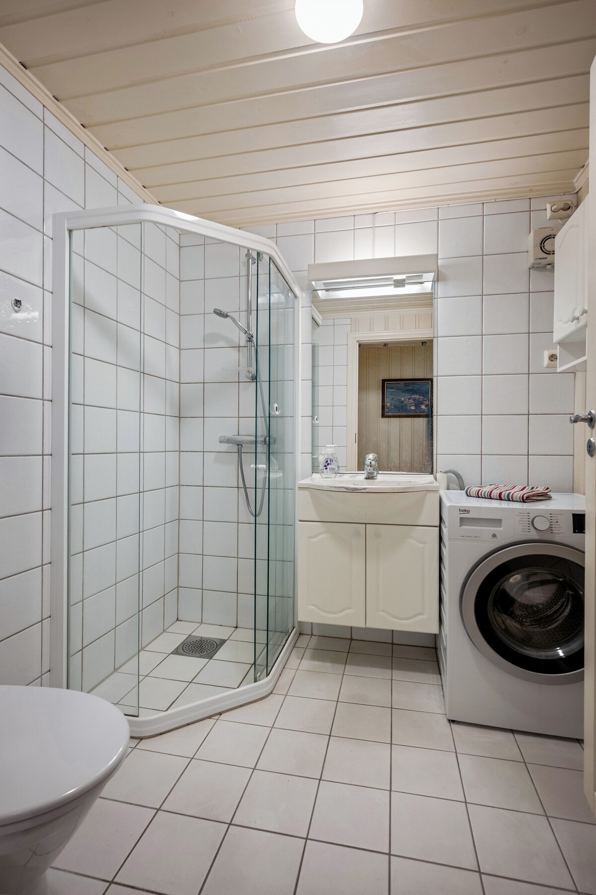 Badet i leiligheten er fra byggeår og fremstår pent vedlikeholdt. Galleribilde