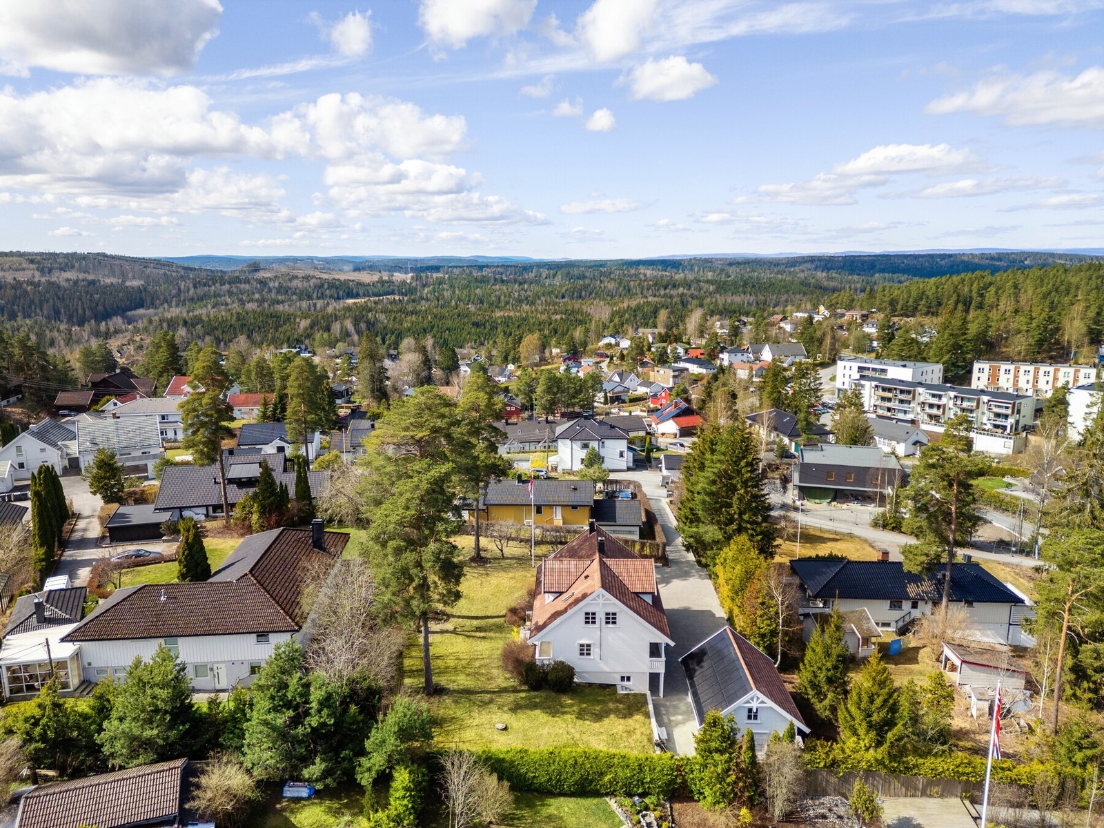 Det er kort avstand til Vevelstad stasjon med gode togforbindelser til Oslo og Ski samt gangavstand til barne- / ungdomsskole, nærbutikk, barnehage, Sørmarka, idrettsanlegg, m.m. Galleribilde