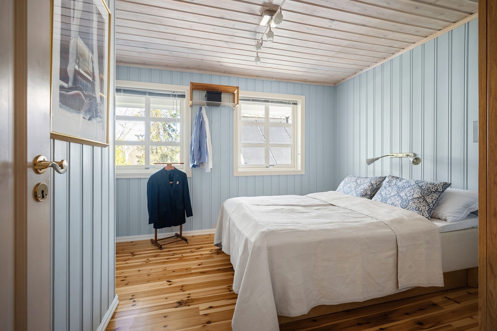 1. etasjen har også eget vaskerom og bad, samt et soverom. Galleribilde