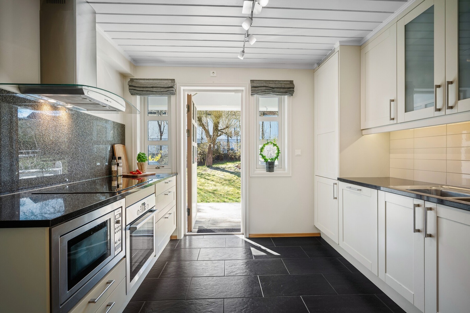 Kjøkkenet har egen utgang til verandaen. Galleribilde