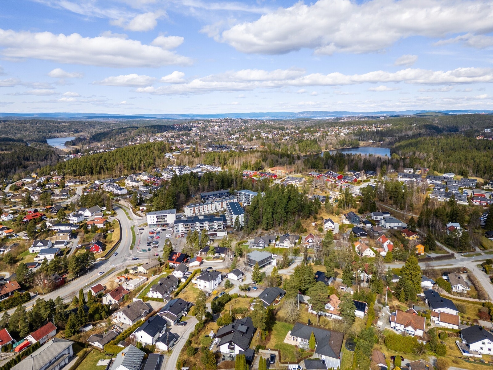 Med bil tar det ca. 10 minutter til Vinterbro og Fornøyelsesparken Tusenfryd samt marina og badestrender på Nesset. Galleribilde