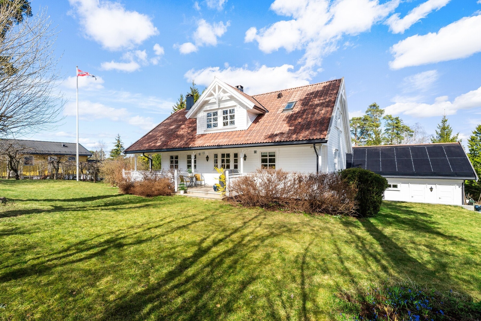 Velholdt og innholdsrik enebolig med godkjent utleiedel, solrike uteplasser og stor hage i et veletablert og familievennlig boligområde på Langhus. Galleribilde