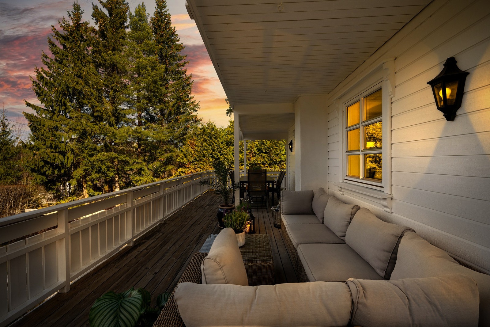 Ute har du en romslig terrasse som strekker seg rundt store deler av huset, med plass til flere sittegrupper, grill og sosiale soner. Galleribilde