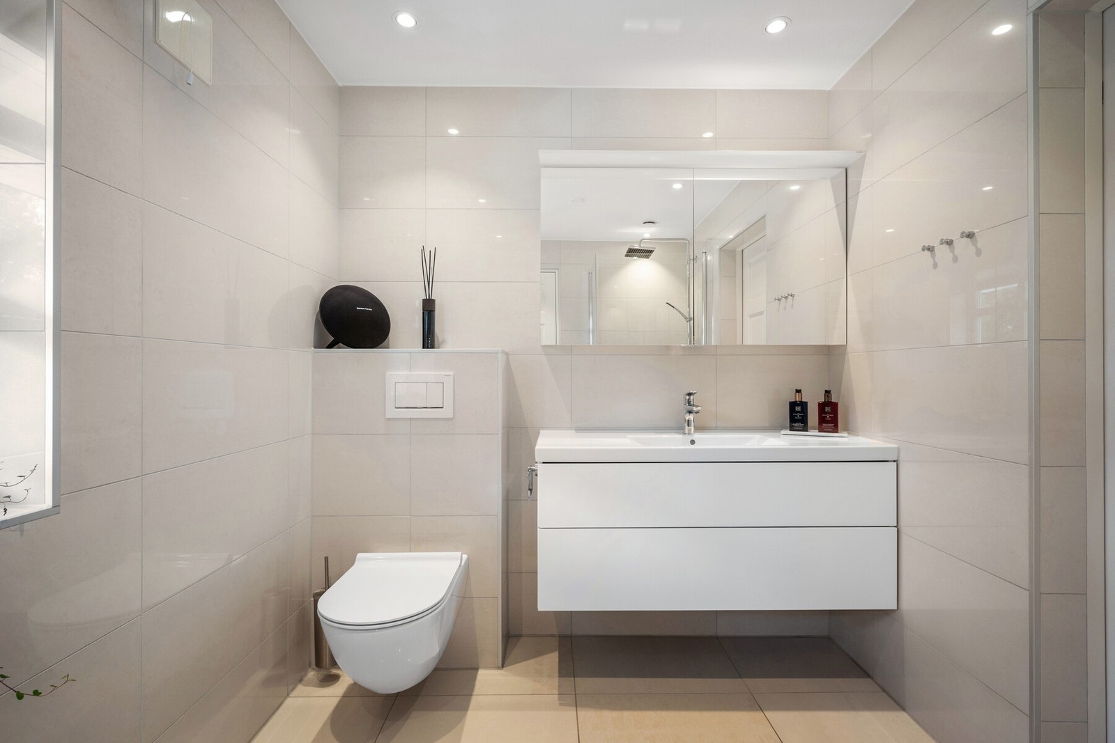 Badet i første etasje er fra 2019 og holder en moderne standard med flislagte overflater, gulvvarme og dusjnisje. Galleribilde