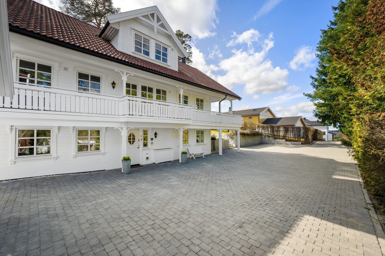 Boligens inngangsparti er innbydende og ligger delvis skjermet under verandaen i første etasje. Galleribilde