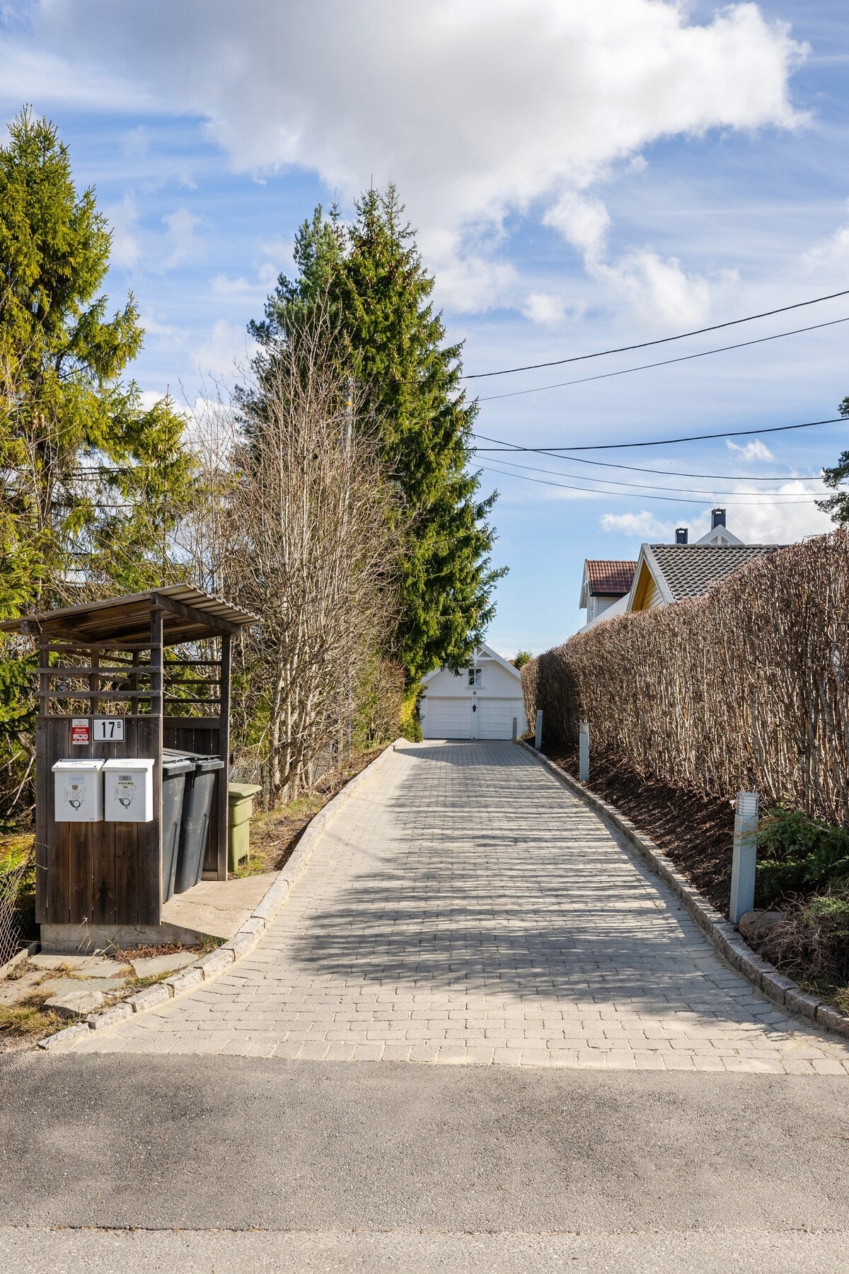 Eiendommen er beliggende i veletablert boligområde på Langhus i Nordre follo kommune. Galleribilde