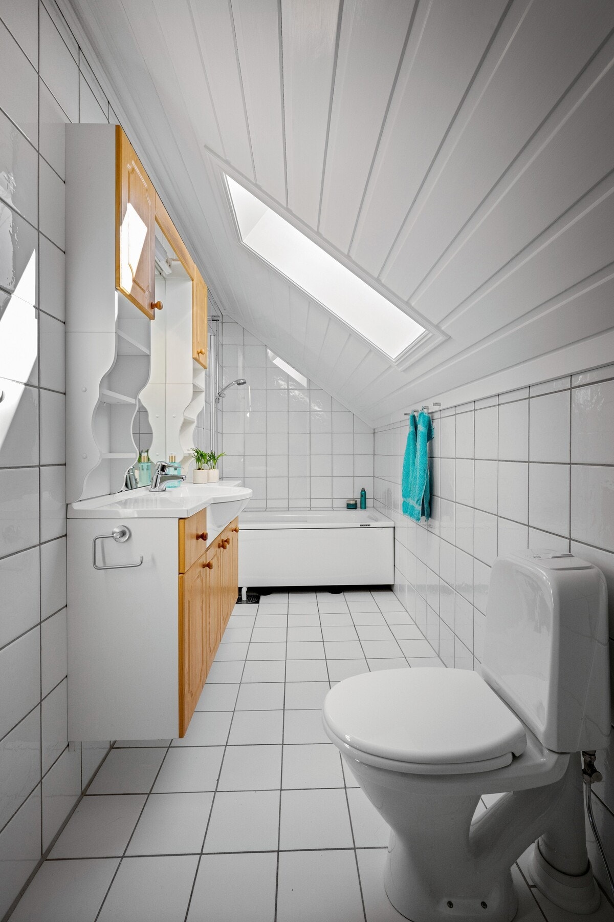 Badet på loftet er fra byggeår og fremstår pent vedlikeholdt. Galleribilde