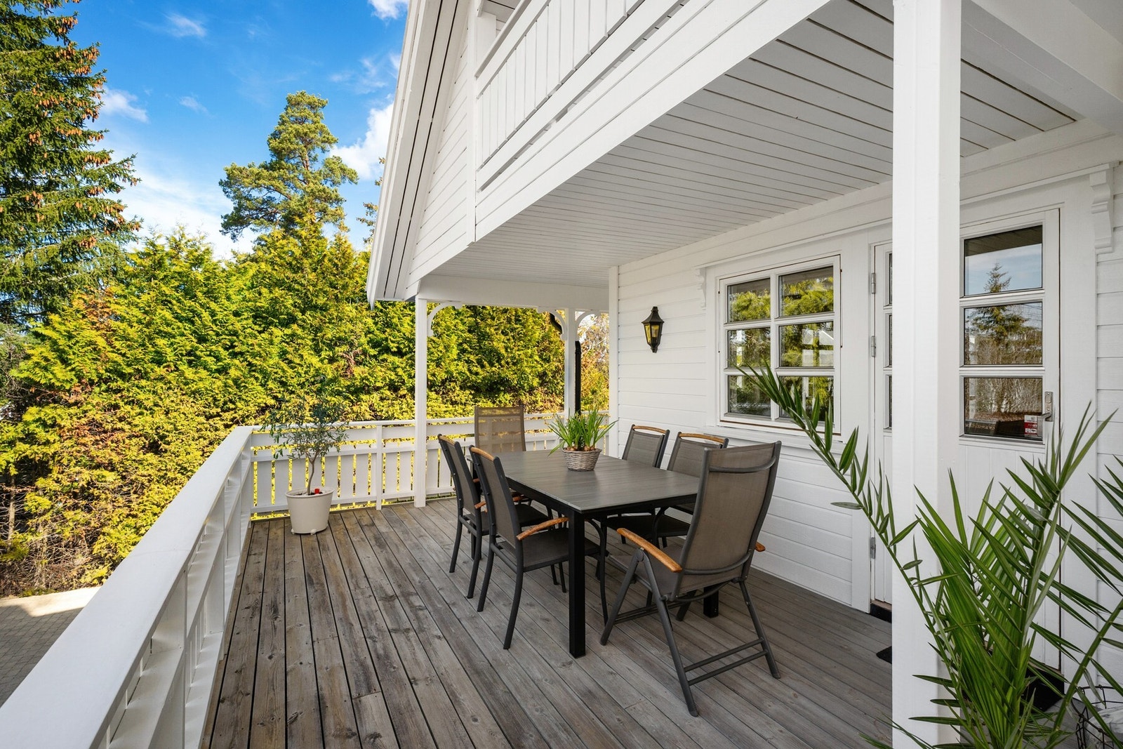 Her er det god plass til grill, spisegruppe, lounge-møbler og annen uteinnredning. Galleribilde