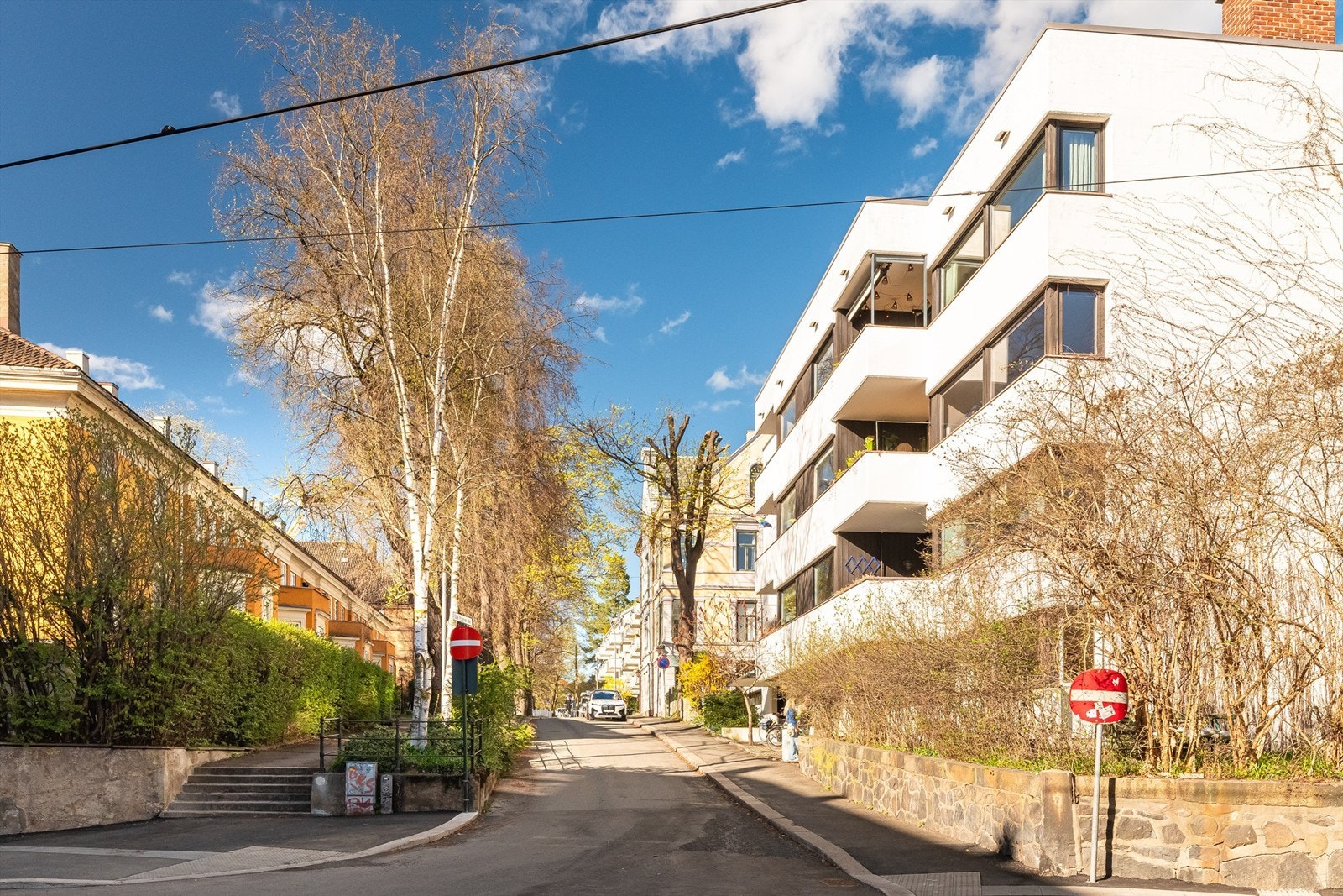 Fra leiligheten er det umiddelbar nærhet til 12- trikken, og fra Bygdøy allé går det flere busslinjer. Galleribilde