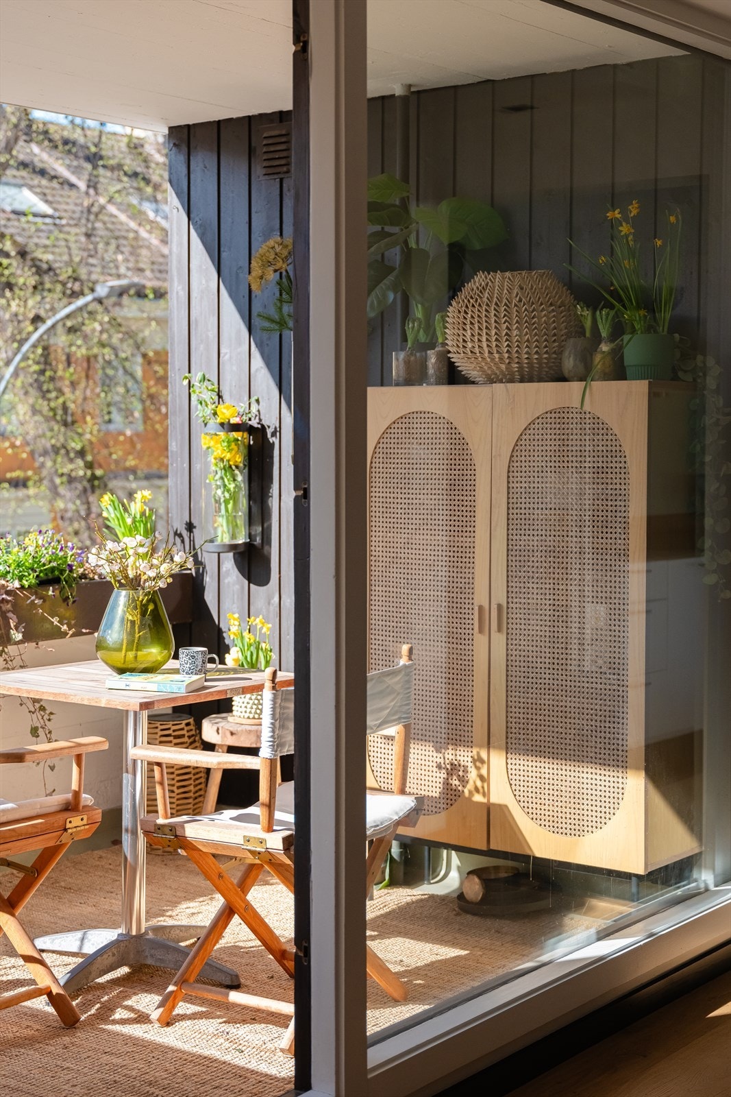 Balkongen har plass til hyggelig møblering og på sommerhalvåret er dette en perfekt forlengelse av stuen. Galleribilde
