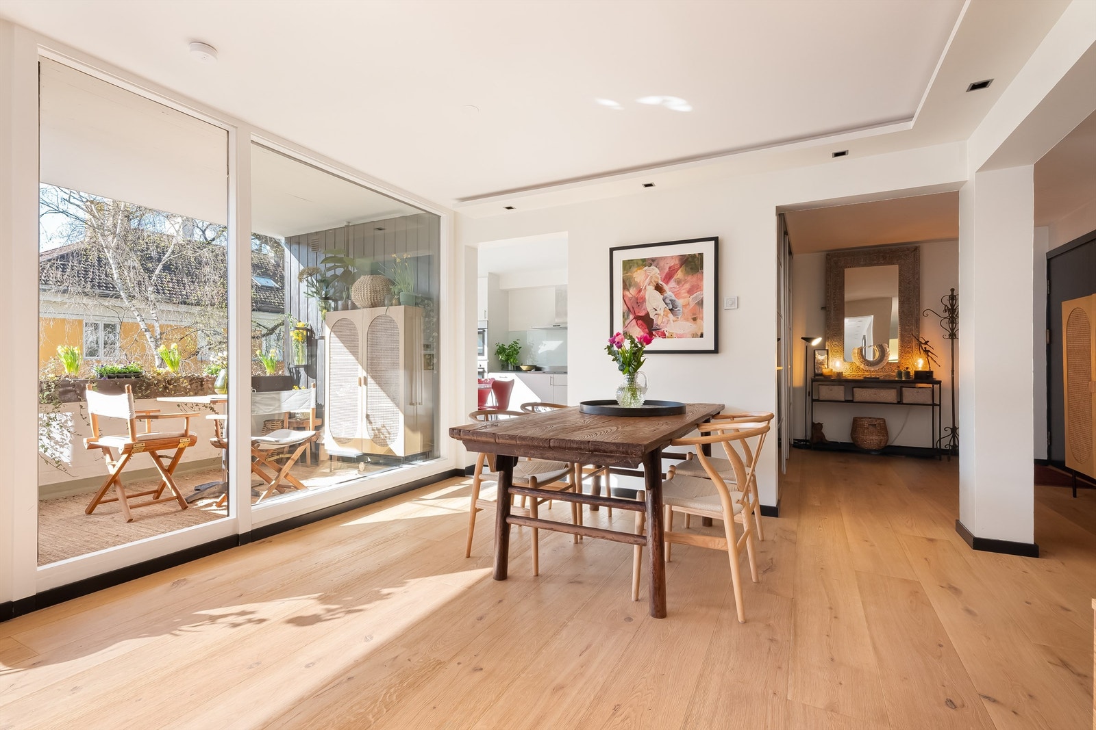 Fra stuen er det direkte utgang til en vestvendt balkong på 6m², som gir flotte solforhold og et naturlig samspill mellom inne- og uteområdene. Galleribilde