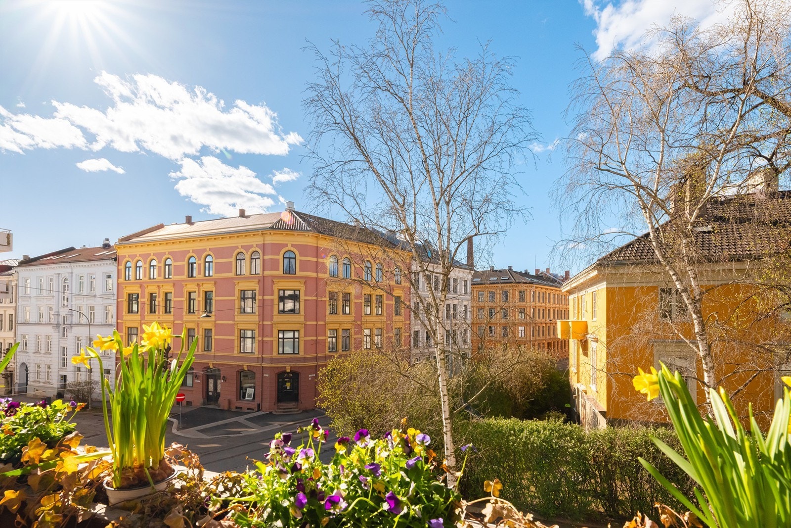 Her bor du meget sentralt og med alt av servicetilbud rett utenfor døren. Galleribilde