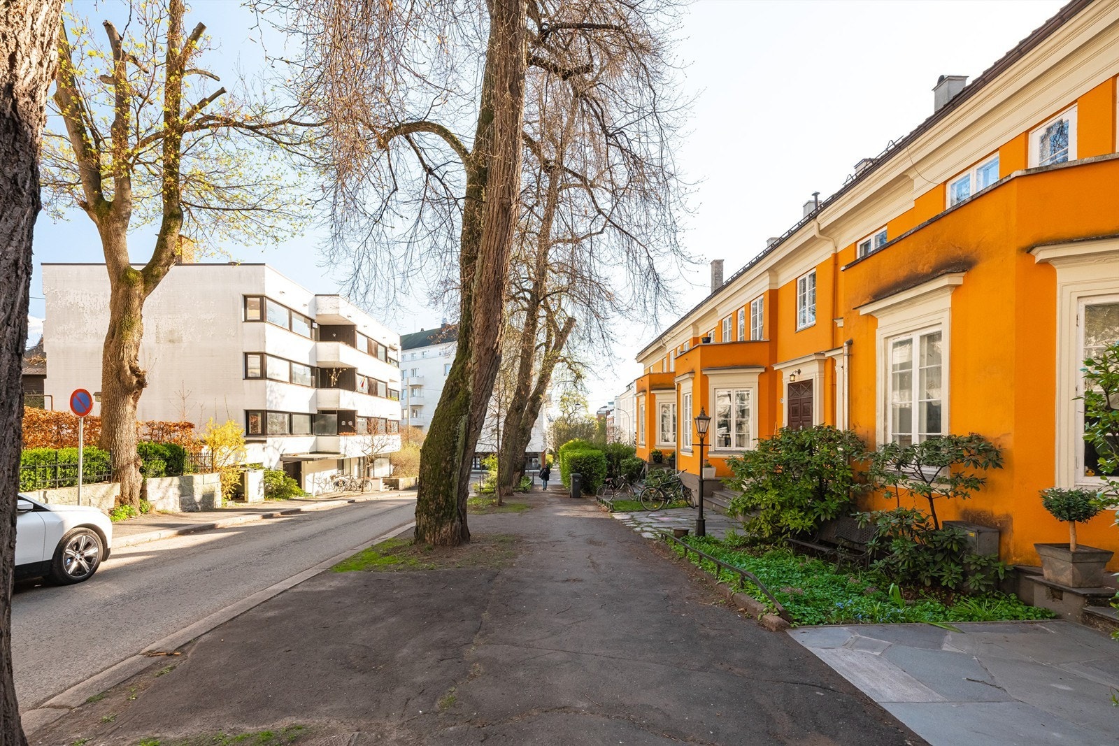 Leiligheten har en fantastisk beliggenhet for deg som ønsker å bo sentralt til i et av byens aller fineste strøk med nærhet til et svært rikt tilbud av fasiliteter. Galleribilde