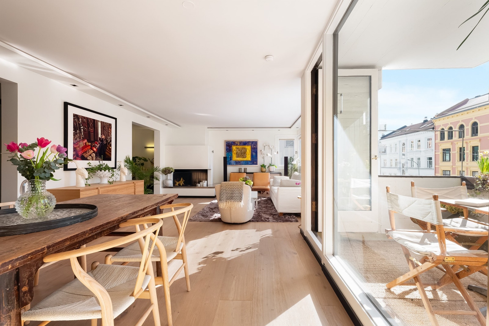 Den åpne peisen i stuen skaper en varm og koselig atmosfære, perfekt for avslapning og hyggelige sammenkomster. Galleribilde