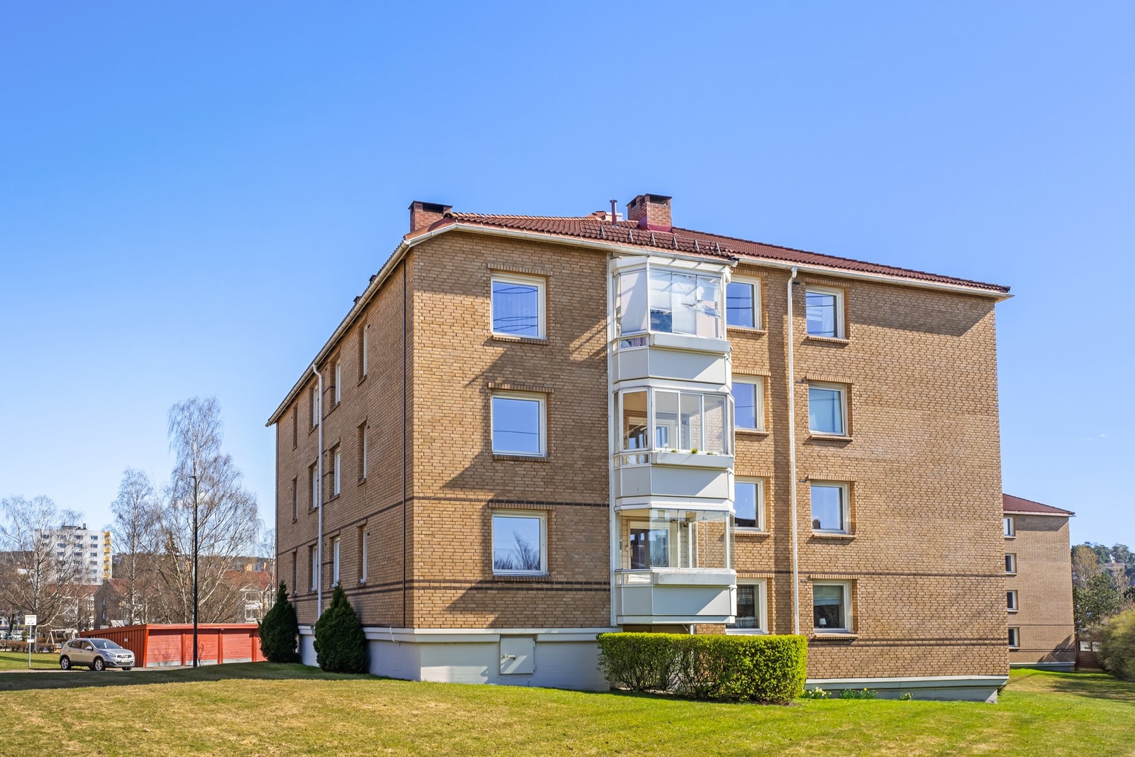 Borettslaget har totalt 333 parkeringsplasser som leies ut til beboerne. Pr.15.04.25 er det ledige plasser. Det finnes også flere garasjeslag og ladeplasser i nærområdet. Galleribilde