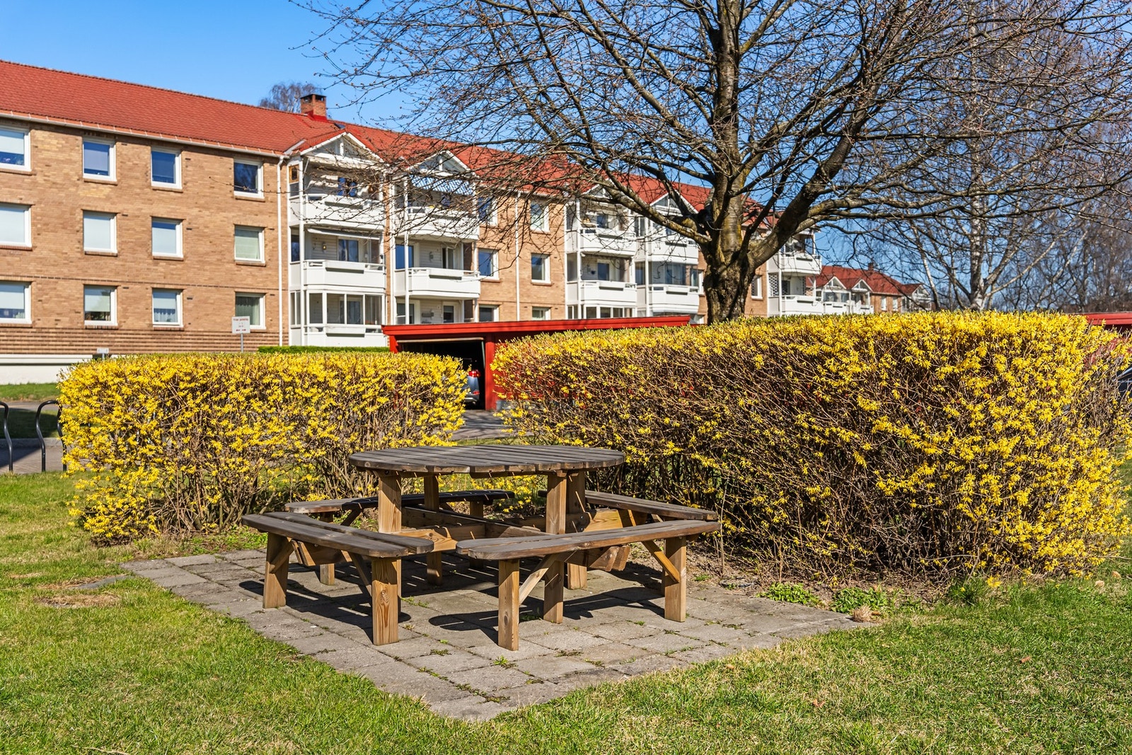 Fellestomten er opparbeidet med frodige, parkmessige, grøntområder med asfalterte internveier, flere grillplasser og hellelagte sittegrupper. Galleribilde