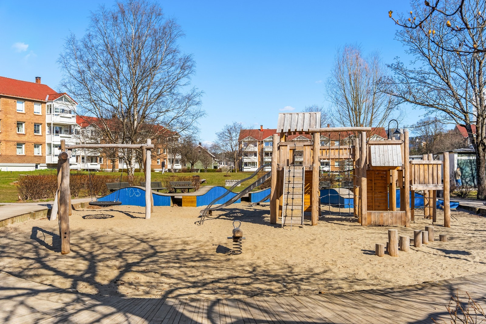 Til glede for de minste har borettslaget to nye, store lekeplasser. Lekeplassene ble oppgradert i 2024. Galleribilde