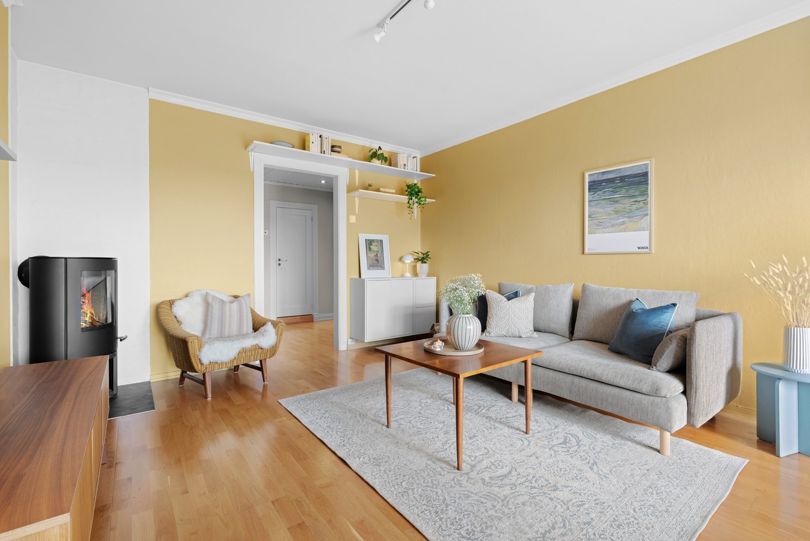 I 2025 ble veggene i gang, stue og på soverom malt opp. Galleribilde