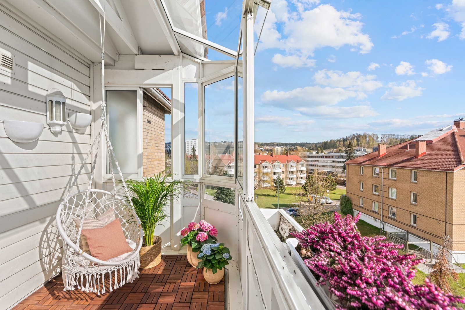 Leiligheten har en luftig beliggenhet i 4. etasje med gode lys- og solforhold. Beliggenheten er supersentral med kort vei til "alt". Galleribilde