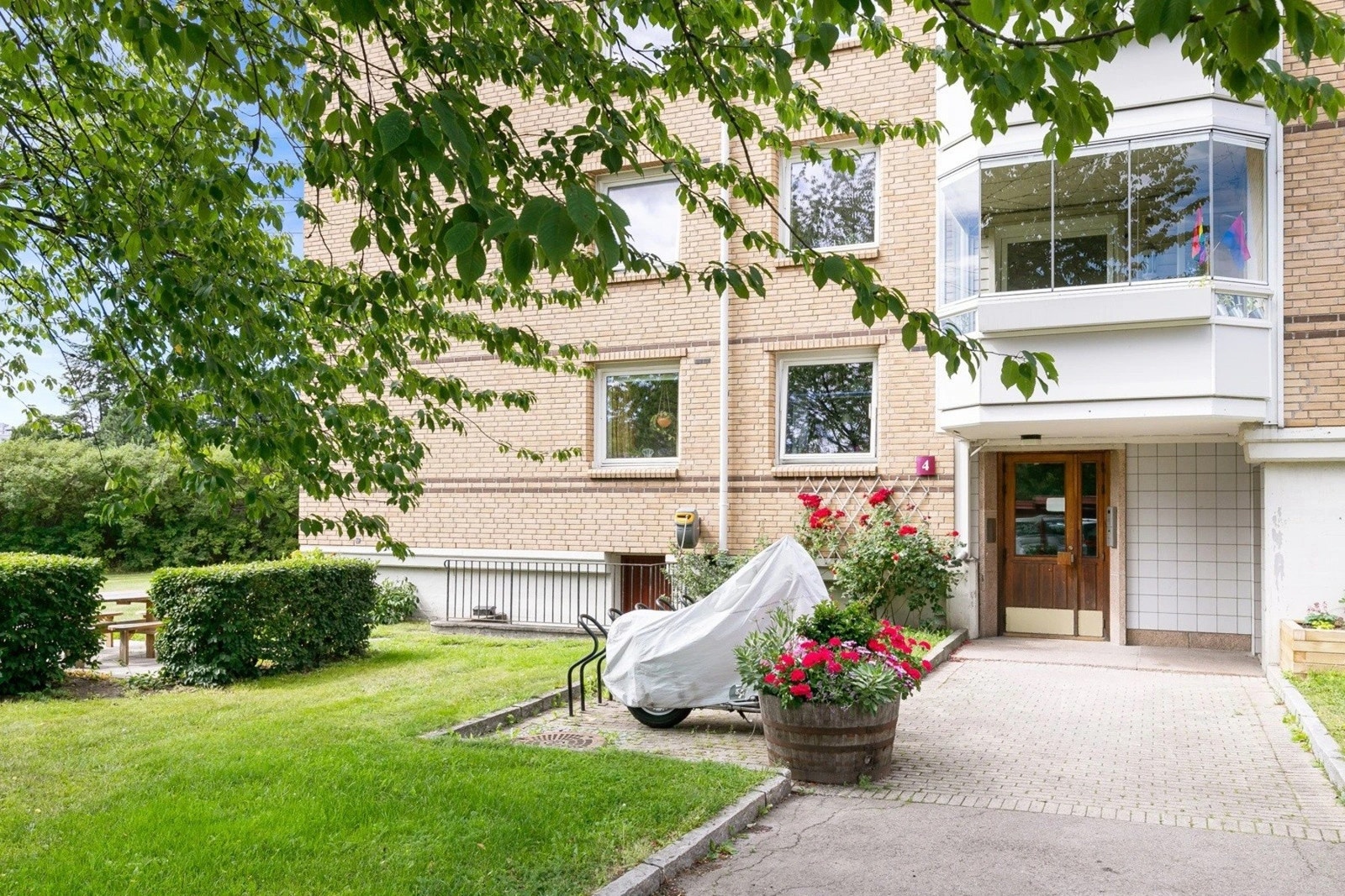 Ved inngangen til Prost Hallings vei 4 er bla. et flott tre som blomstrer i mai hvert år. Her er det også utvendig sykkelparkering. Galleribilde