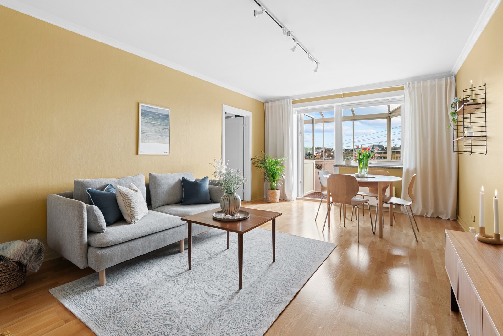 Stuen får godt med naturlig lysinnslipp fra store vindusflater. Vinduene og balkongdøren ble skiftet i regi av brl. i 2019/20. Galleribilde