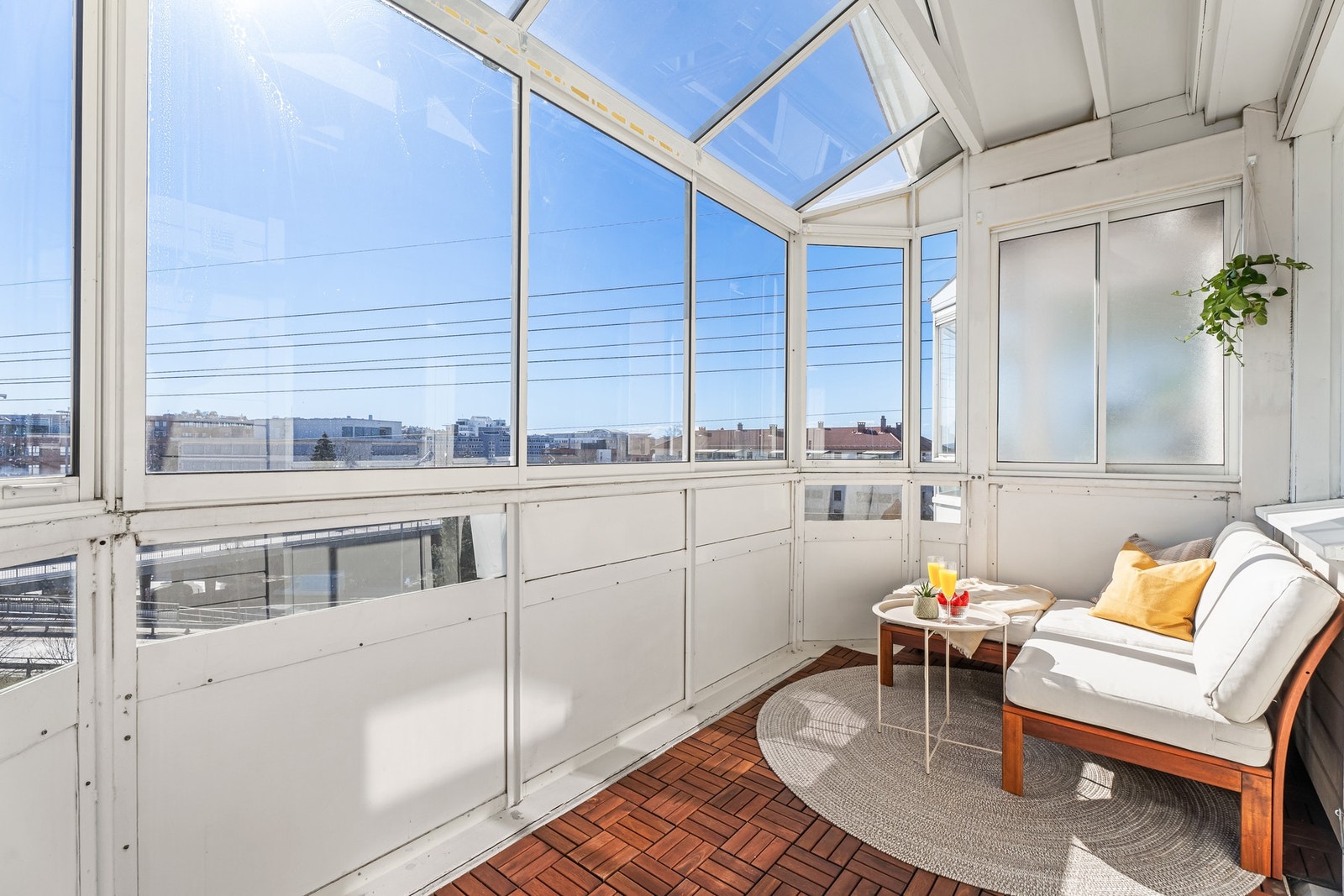 På balkongen er det god plass til å innrede med ønsket møblement og det er tillatt å bruke gass- eller elektrisk grill. Galleribilde