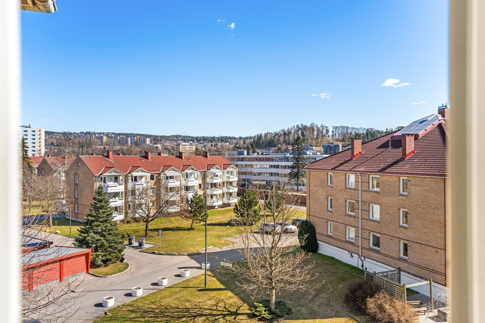 Fra kjøkkenet er det hyggelig utsyn utover borettslagets pent opparbeidede grøntarealer. Rommet får også morgensol. Galleribilde