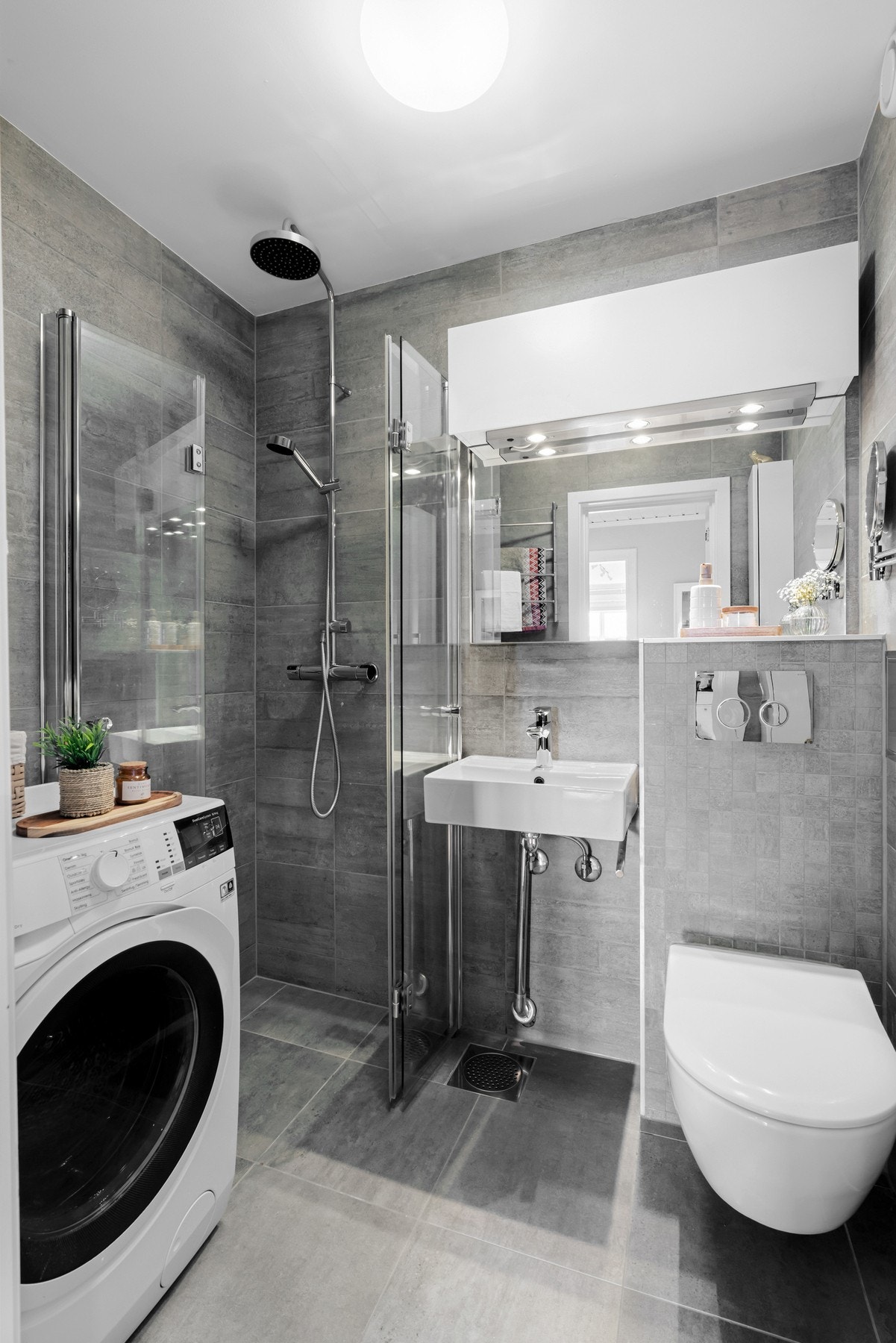 Delikat flislagt bad som ble renovert i regi av borettslaget i år 2000. Badet ble videre pusset opp av fagfolk i 2015 med nye fliser og innredning, mens varmekablene ble skiftet i 2022. Galleribilde