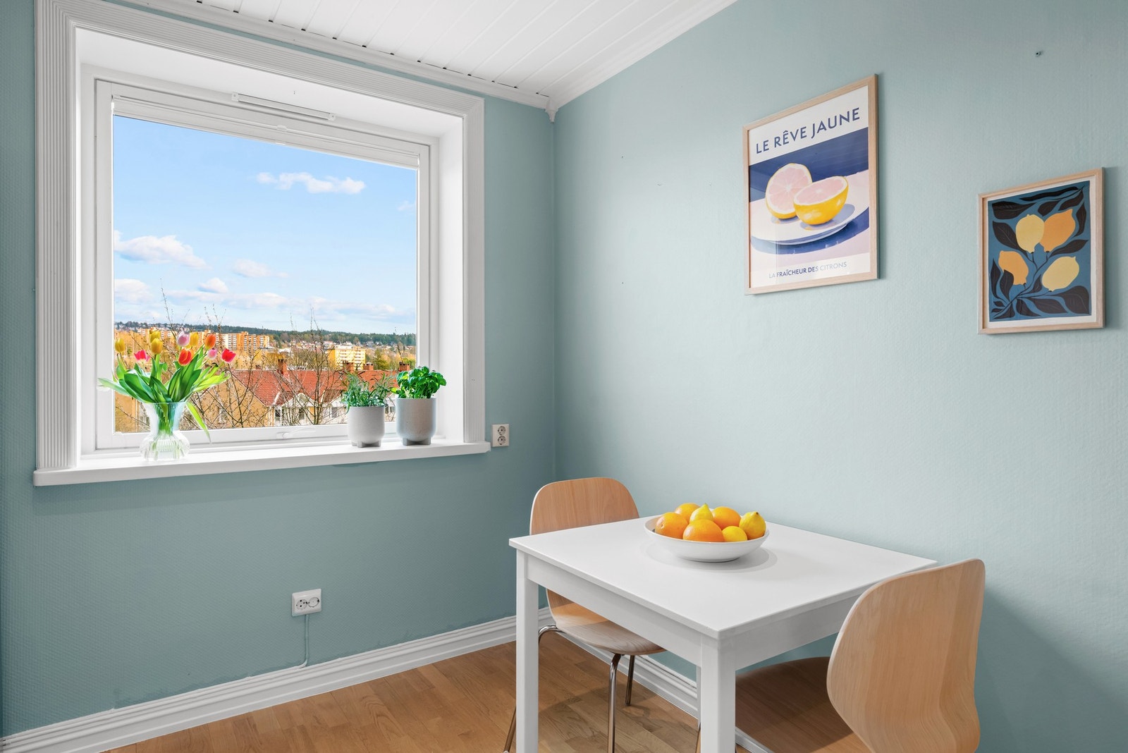 På kjøkkenet er det fin plass til å innrede med spiseplass. Et perfekt sted å starte dagen. Galleribilde