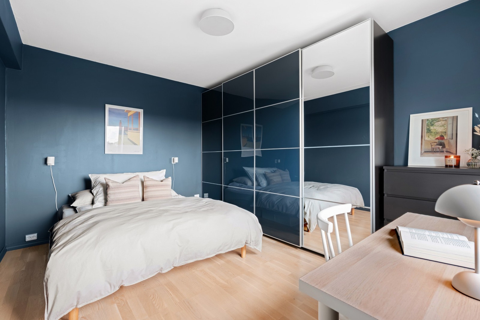 Hovedsoverommet er av god størrelse og har fin plass til både dobbeltseng, nattbord og kontorpult. Galleribilde