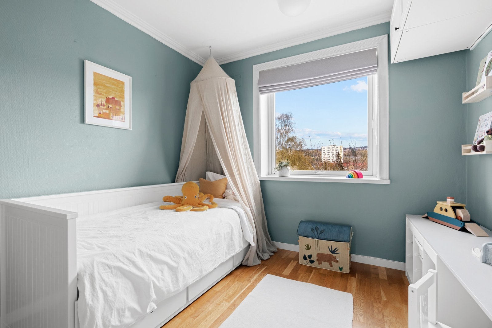 Her er det godt med lagringsplass i garderobeskap, og ytterligere lagringsplass finnes i to kjellerboder og en loftsbod. Galleribilde