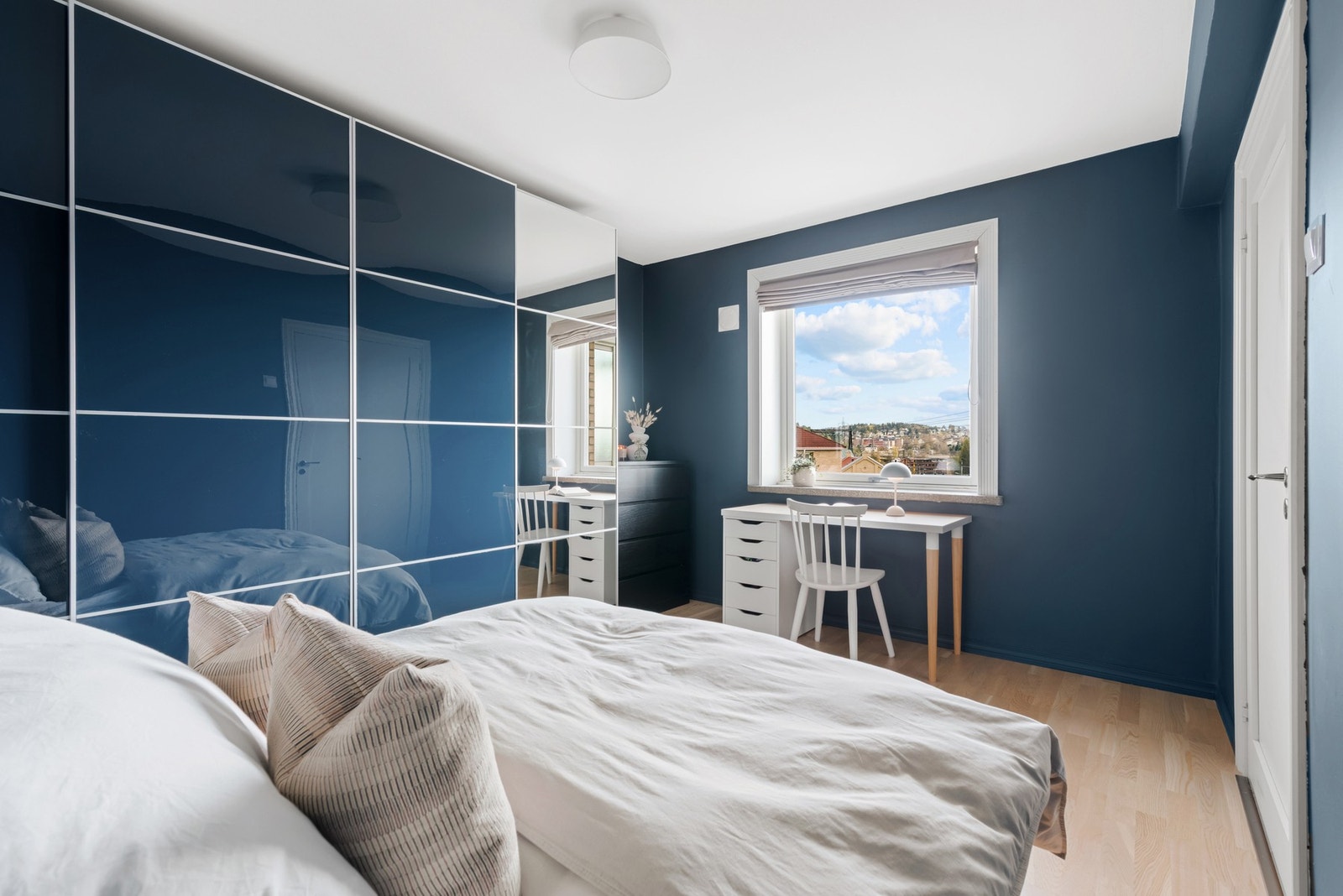 Det er også god skapplass med en stor, praktisk skyvedørsgarderobe. Borettslaget har forøvrig grunnpakke med fibernett fra Telia inkl. i felleskostnadene. Galleribilde