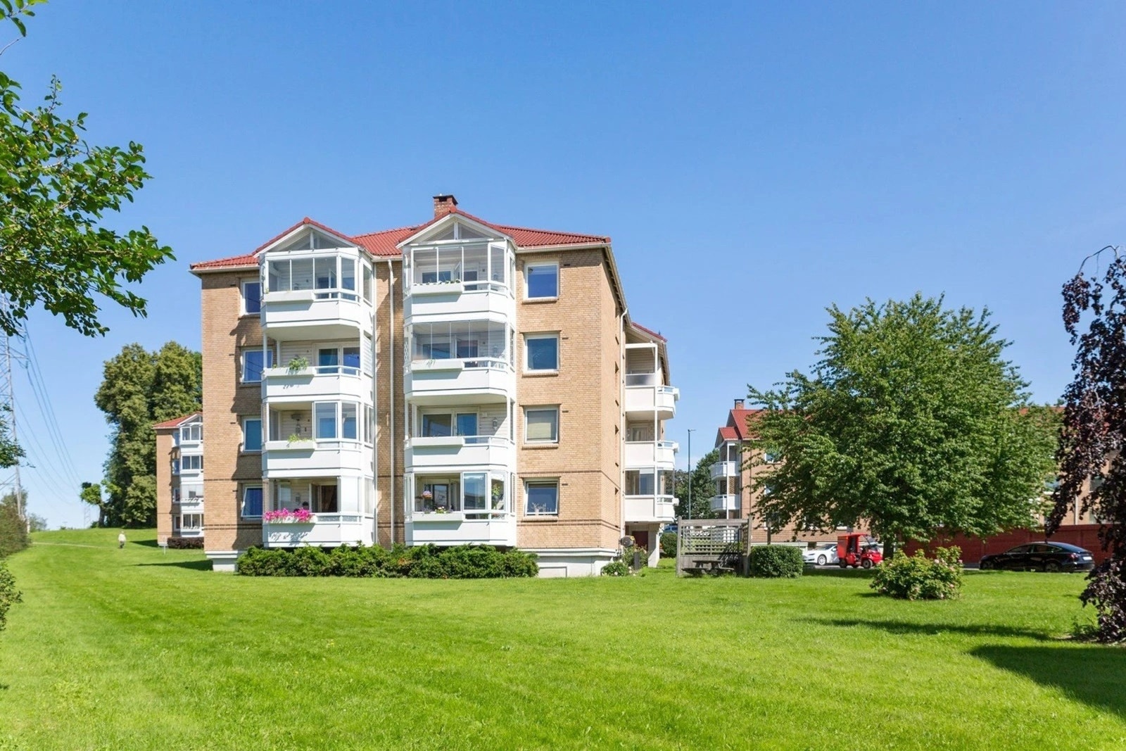 Leiligheten ligger fint plassert på hjørnet i toppetasjen og vender ut mot borettslagets pent opparbeide grøntarealer som vedlikeholdes jevnlig av gartnerfirma. Galleribilde