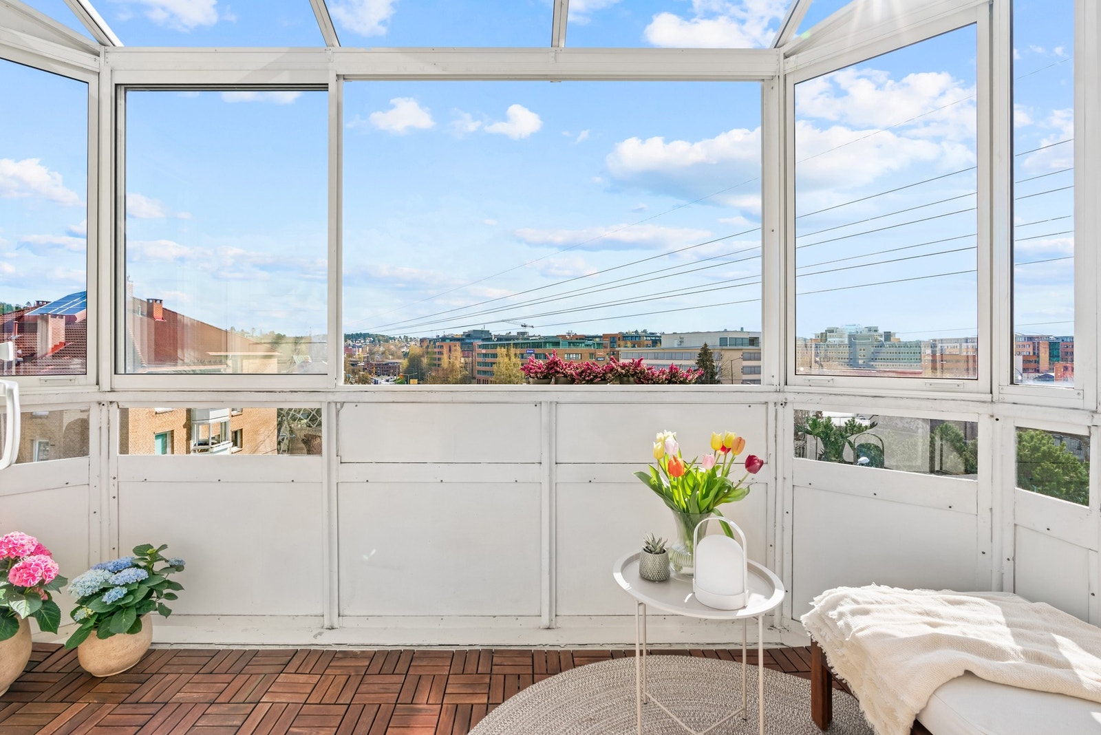 Fra stuen er det utgang til sydvendt, innglasset balkong på 7 kvm med vidt utsyn. Galleribilde